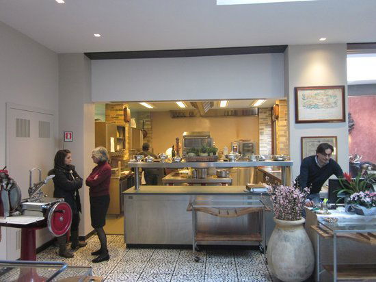 Salvo Cacciatori, Restaurant in Oneglia