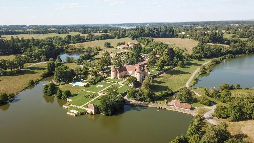 Domaine des Étangs, Hotel in Massignac