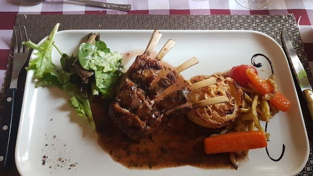 Villa Pinewood, Restaurant in Payrin-Augmontel