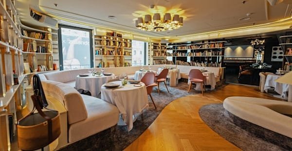 Playing Solo restaurant in Madrid