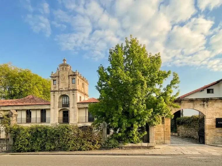 Cenador de Amós, Villaverde de Pontones, Spain