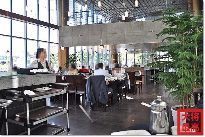 Dining In Space restaurant in Seoul, South Korea