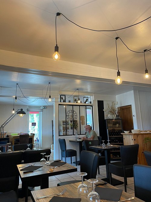 Les Chênes restaurant in Augerolles