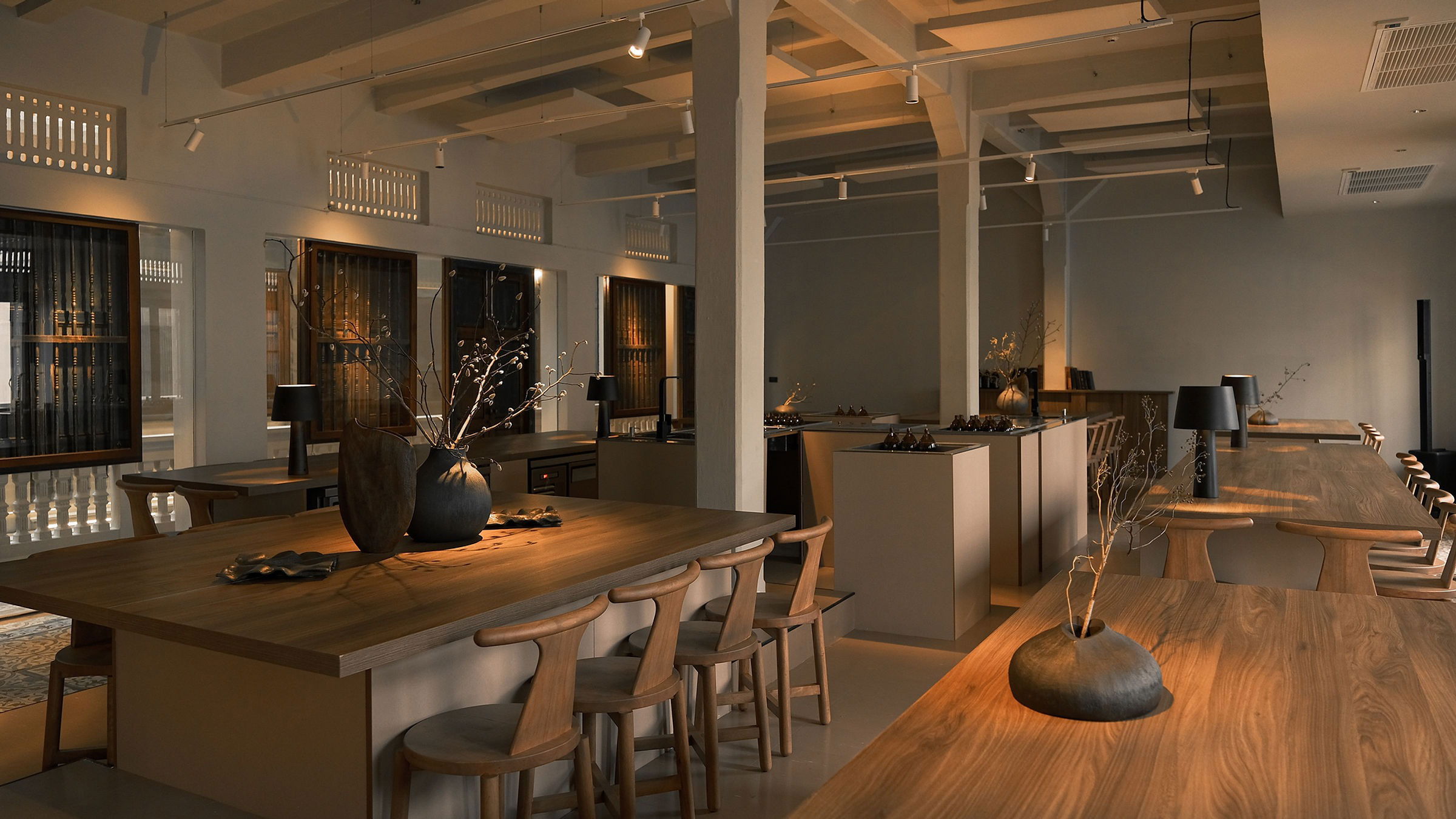 Messenger Service, Bar in Bangkok