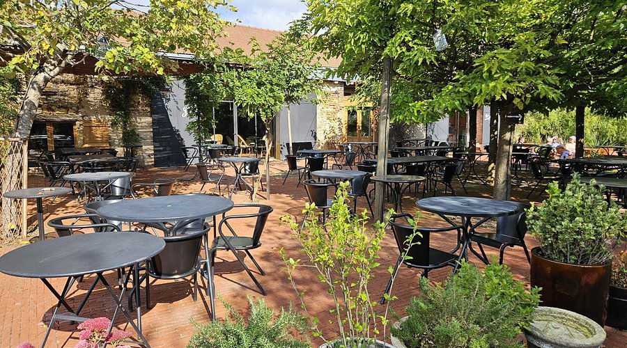 La Colline du Colombier, Restaurant in Iguerande