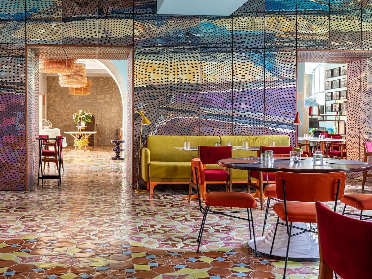 Le Mas de Peint restaurant in Le Sambuc, France