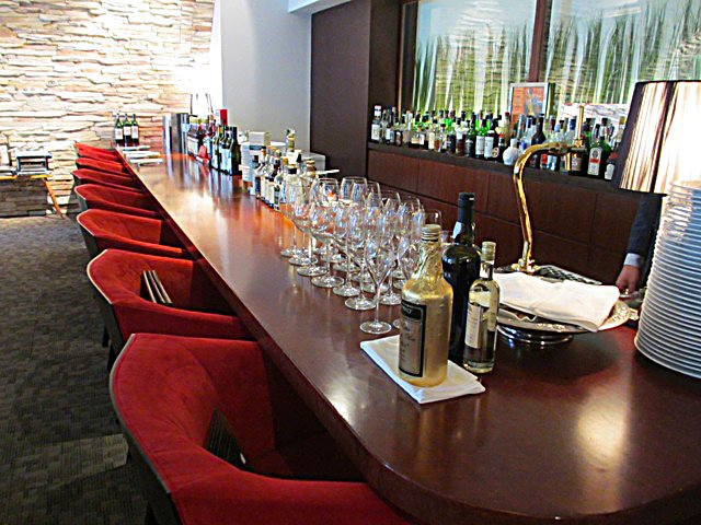 M Dining + Bar M, Restaurant in Manilla