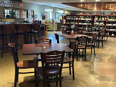 Ray's Wine Spirits Grill, Restaurant in Dayton
