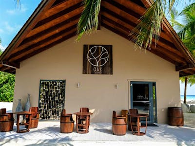 Oak Lounge