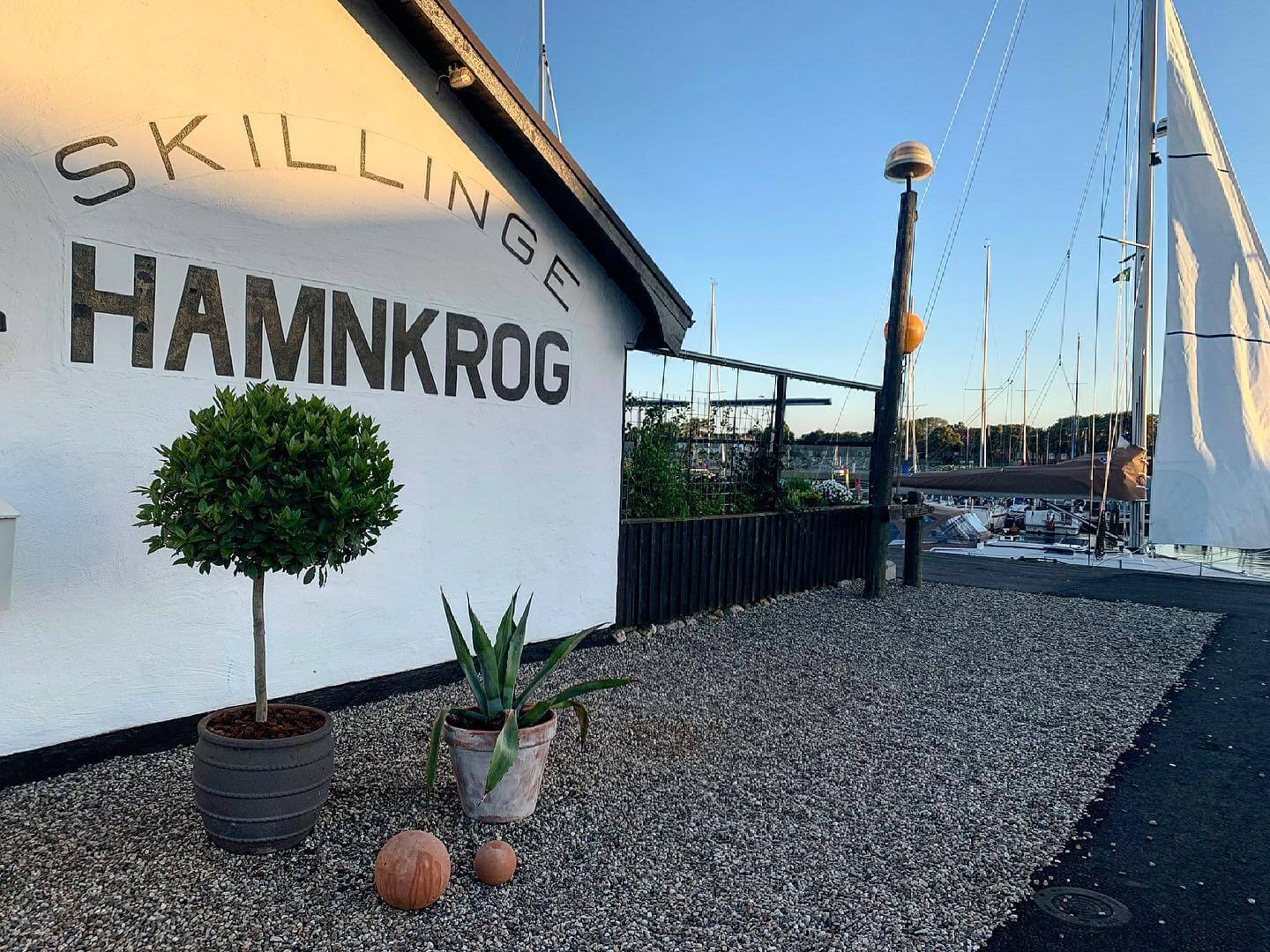 Skillinge Hamnkrog av två traktörer, Skillinge, Sweden