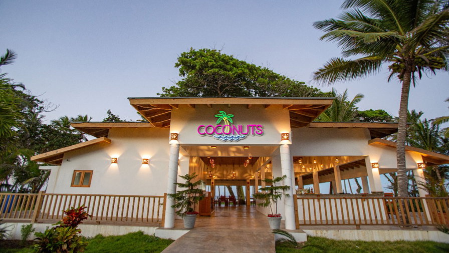 Coconuts Restaurant. Hotel Hide Away Beach