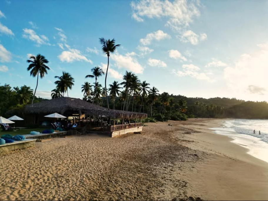 Cap El Limón Beach Club Restaurant. Cap El Limón Luxury Villas restaurant in El Limon