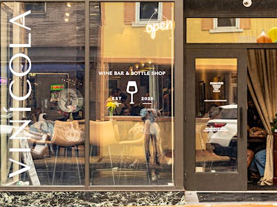Vínicola Wine Bar & Bottle Shop, Front Royal, United States
