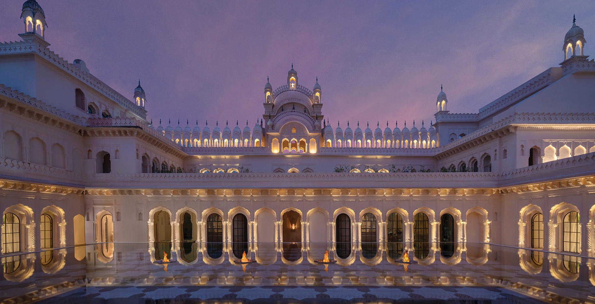Oberoi Rajgarh Palace Resort bar in Rājgarh