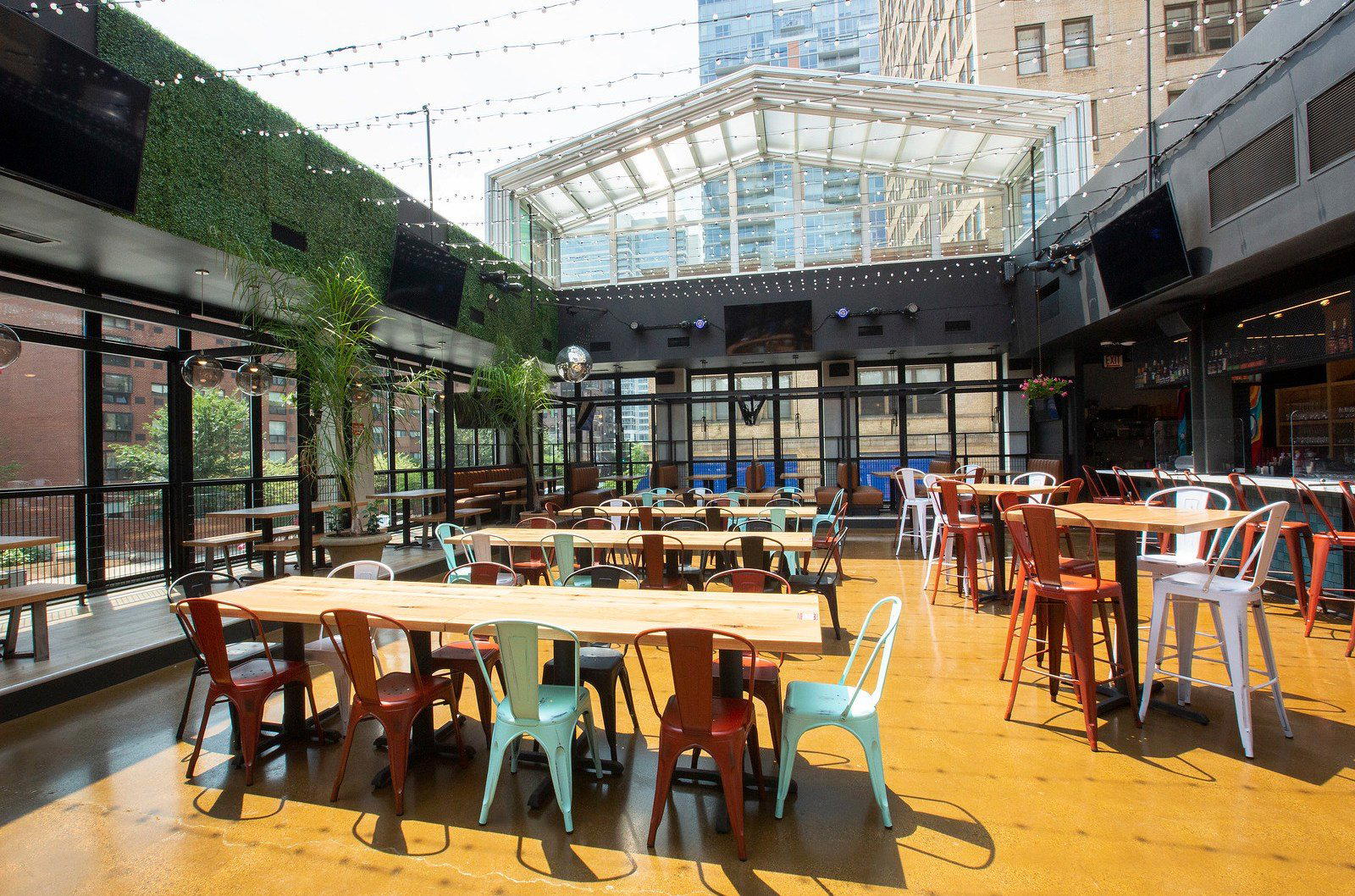 Roots Handmade Pizza restaurant in Chicago, United States