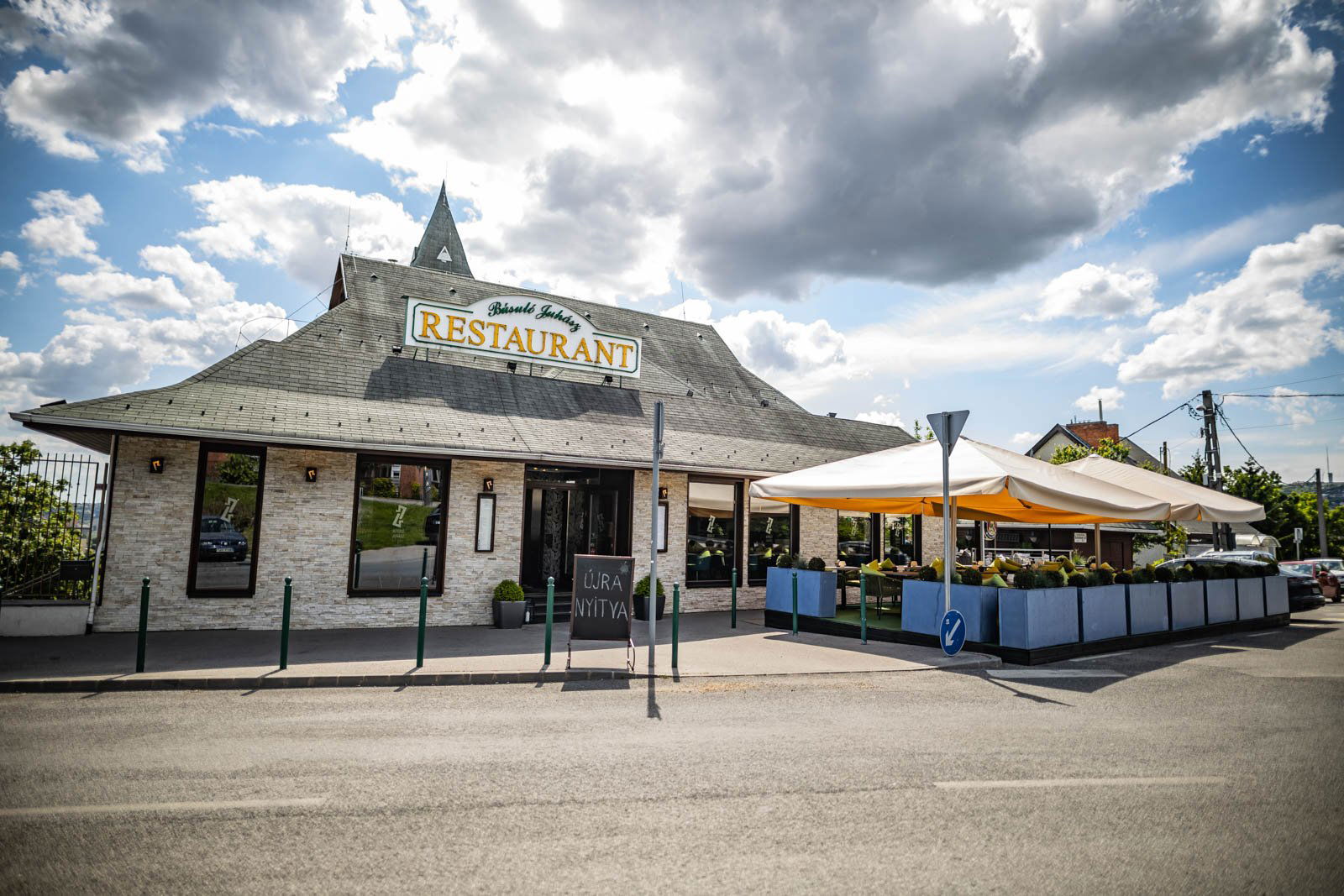 Búsuló Juhász, Restaurant in Budapest