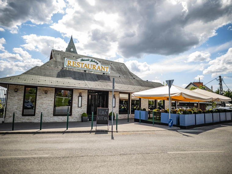 Búsuló Juhász, Budapest, Hungary