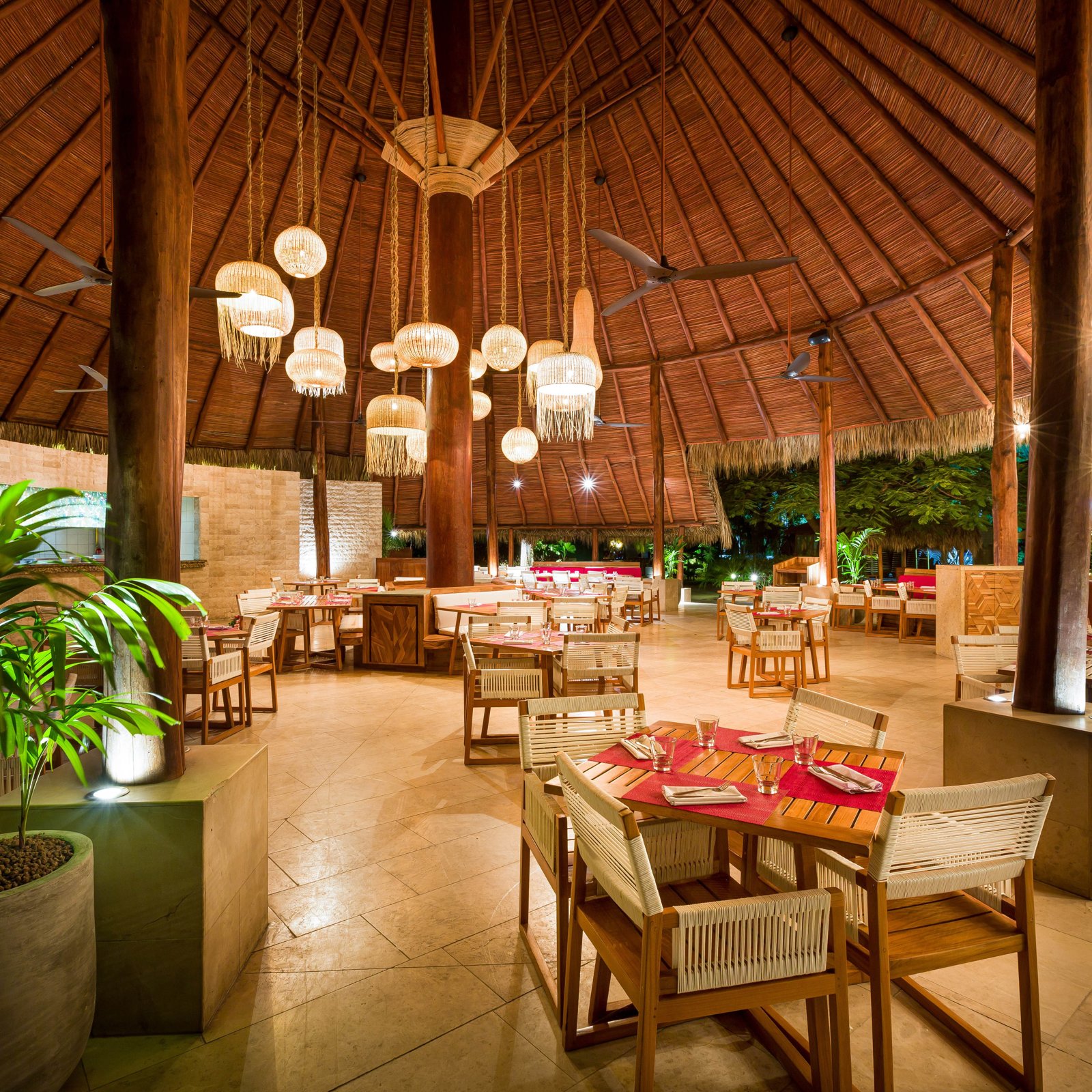 Caracola Poolside Restaurant