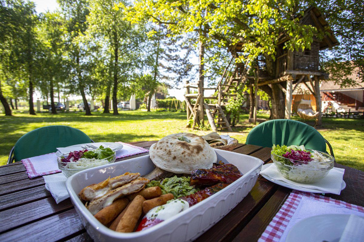 Zlatni klas restaurant in Pitomaca