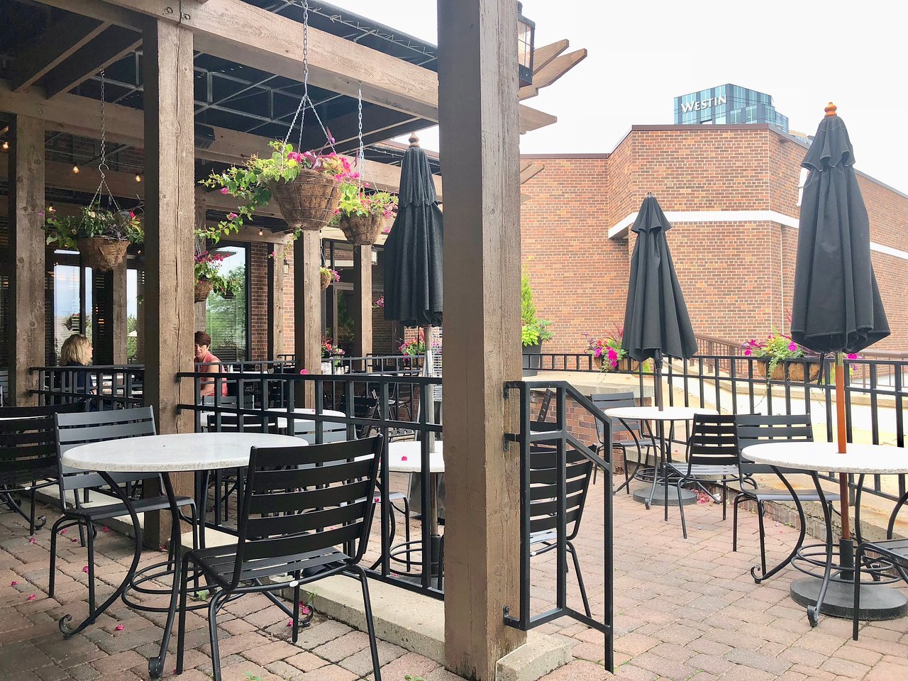 Good Earth restaurant in Edina, United States