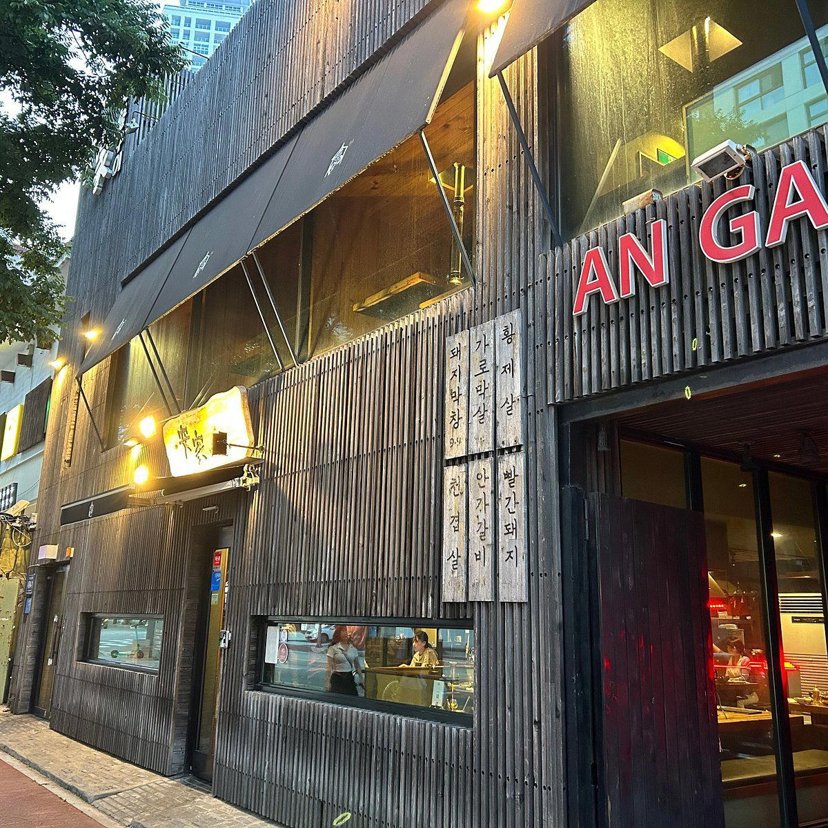í ë¼íì¿ ê° restaurant in Busan, South Korea