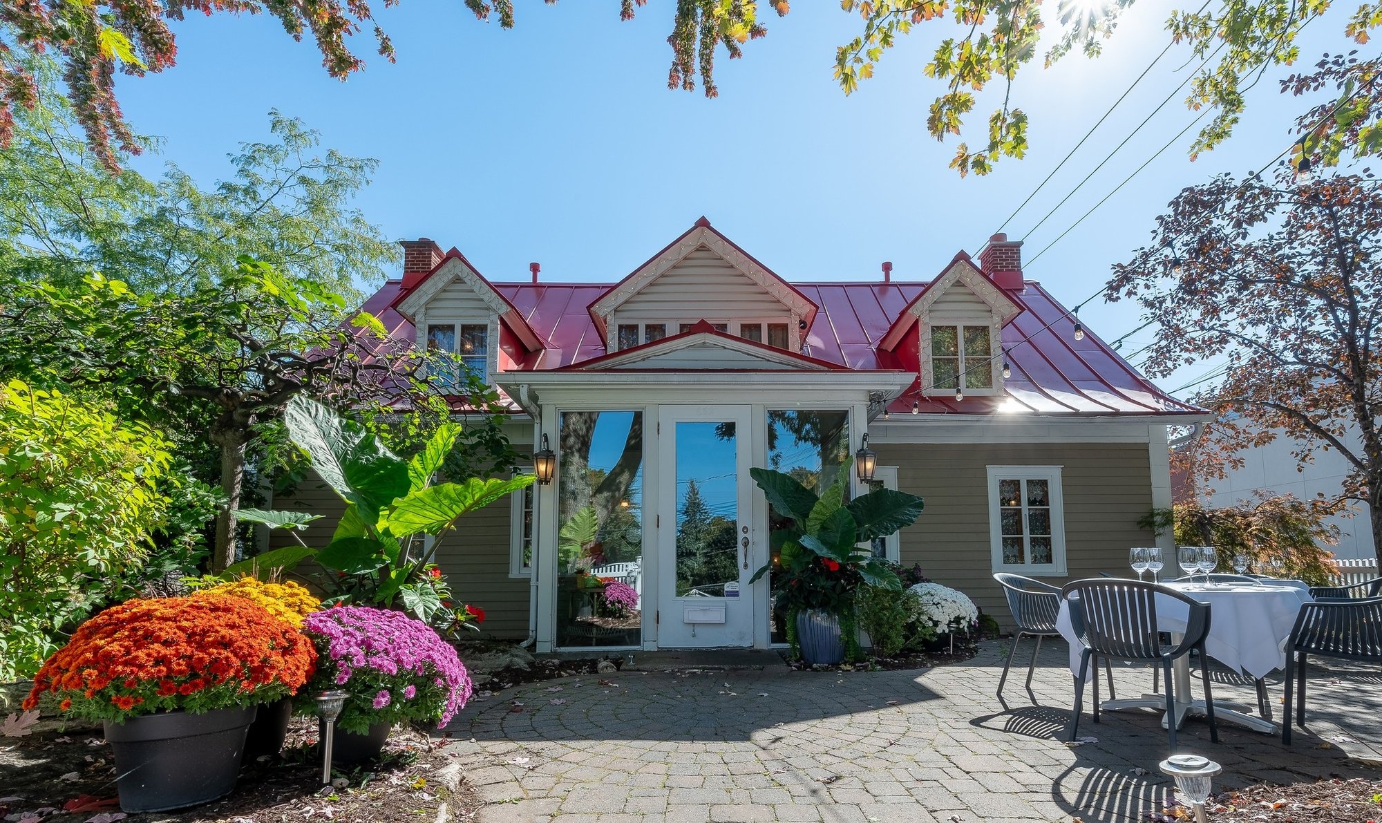 Le Mitoyen restaurant in Laval, Canada