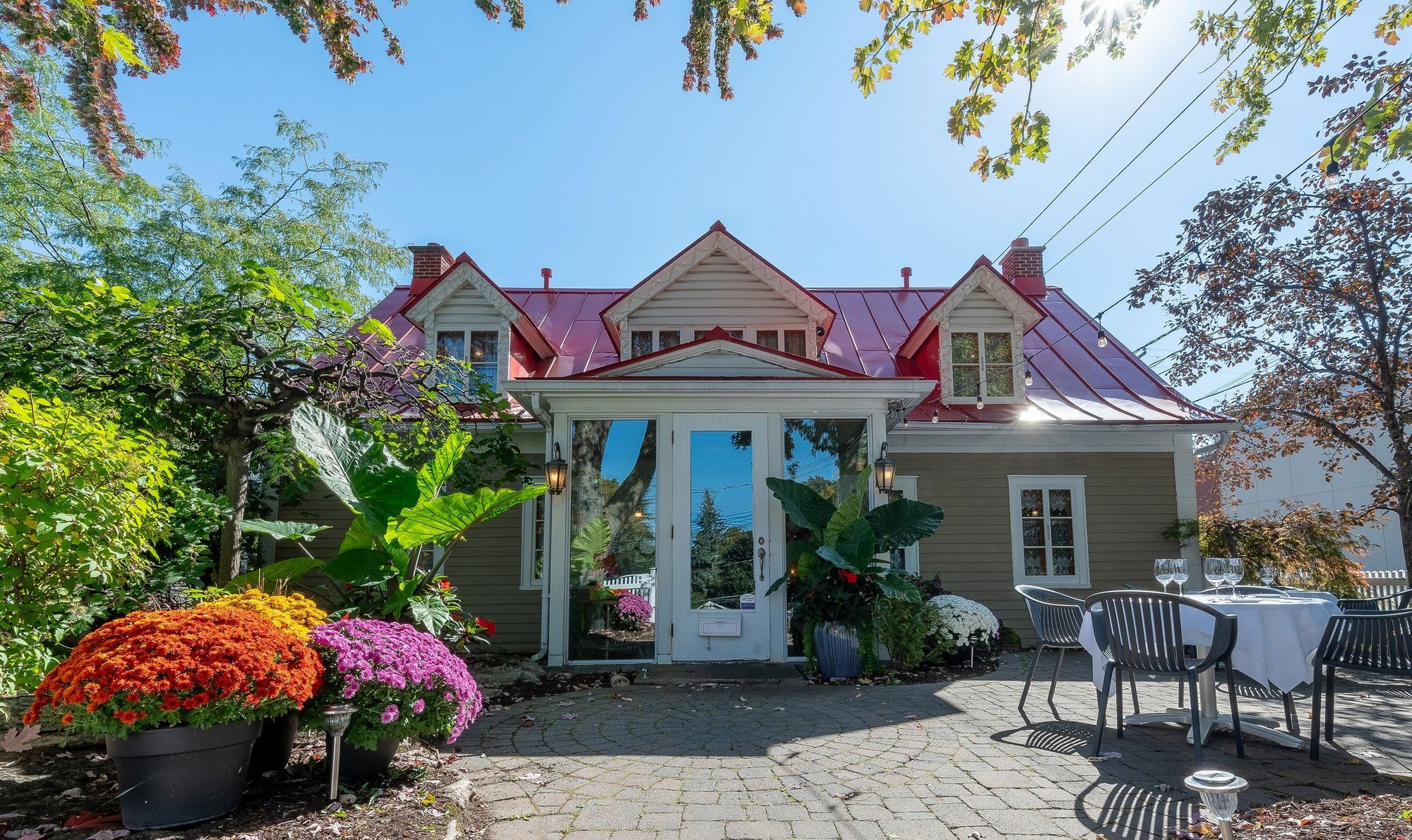 Le Mitoyen, Restaurant in Laval