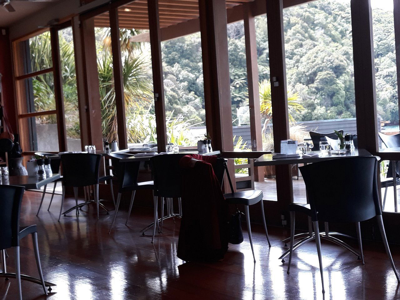The Foredeck Restaurant, Restaurant in Queen Charlotte Sound