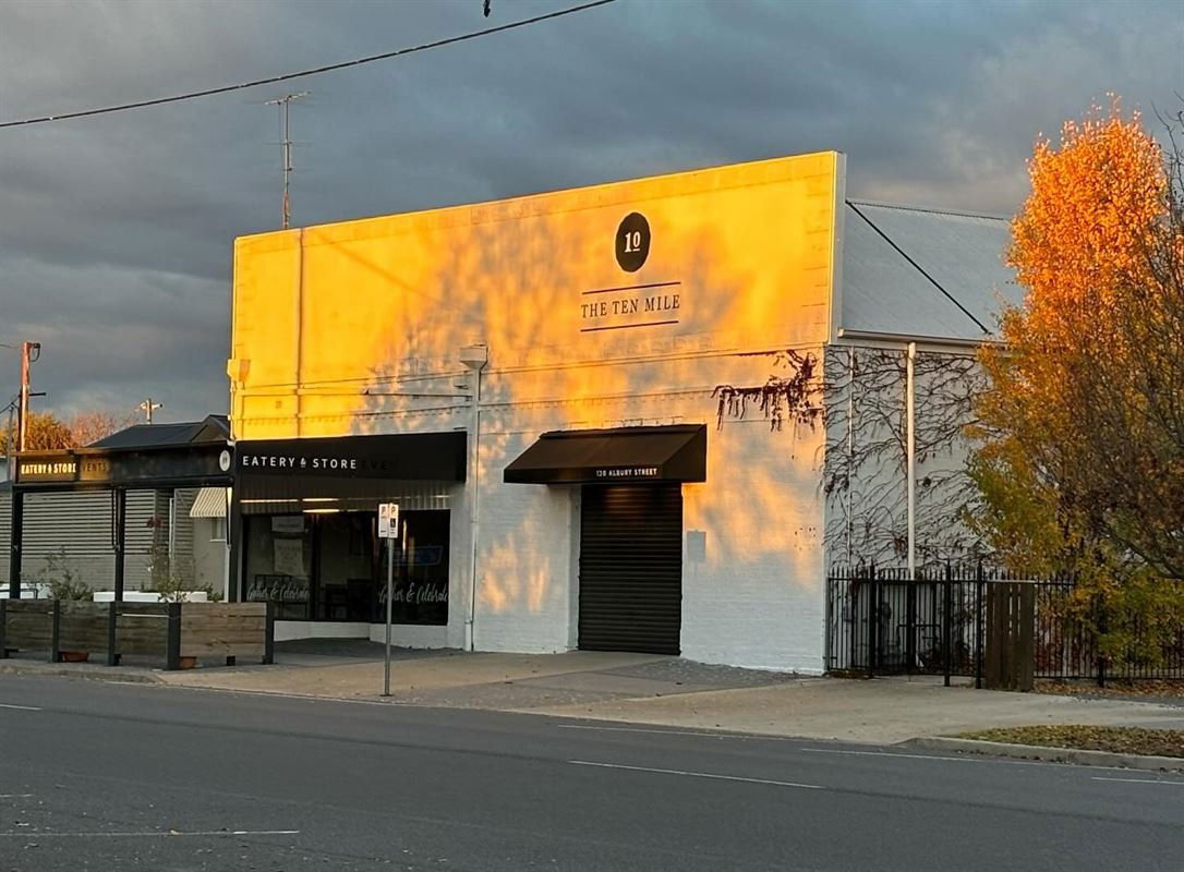 The Ten Mile, Restaurant in Holbrook