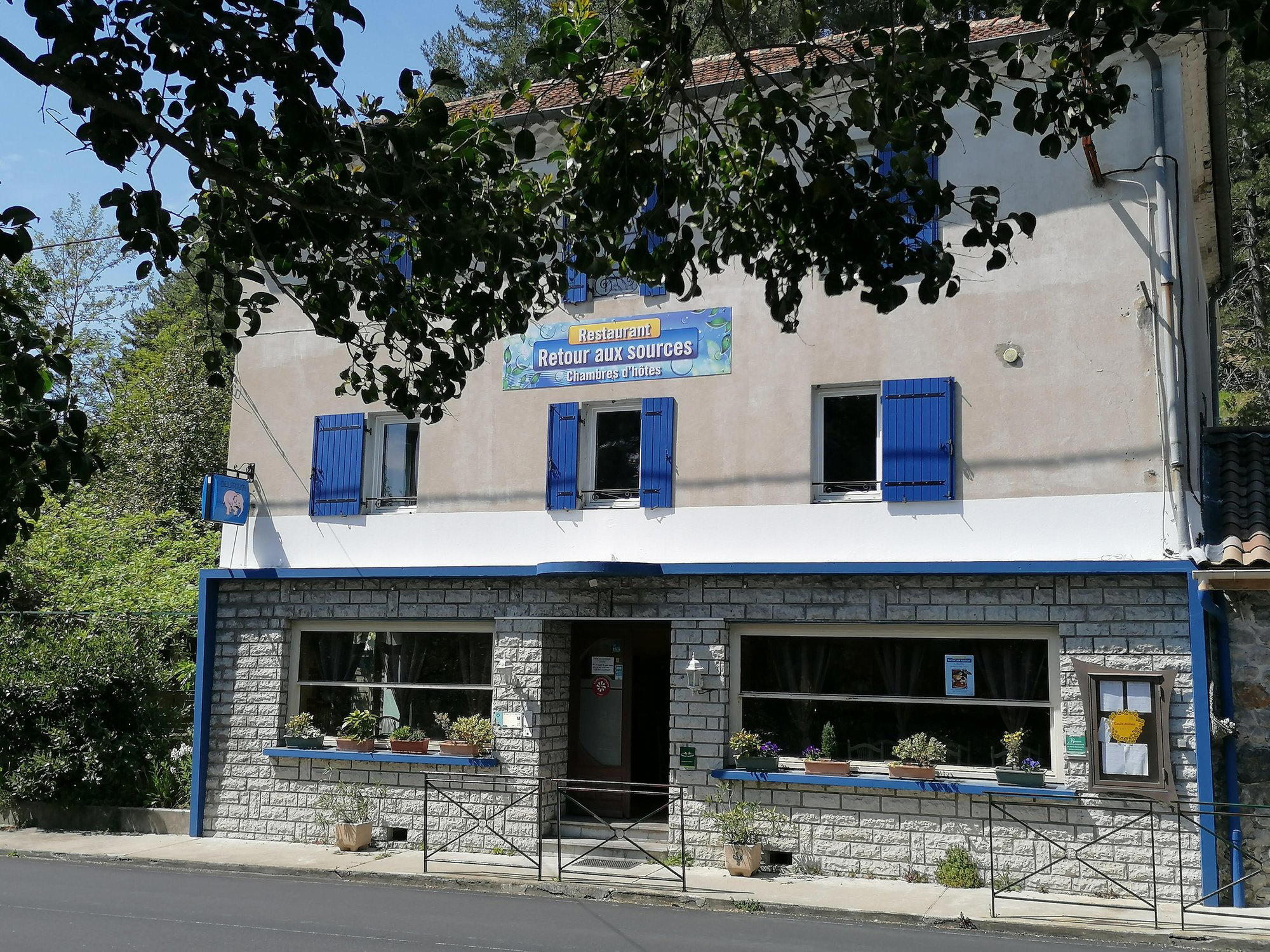 Retour aux Sources restaurant in Meyras
