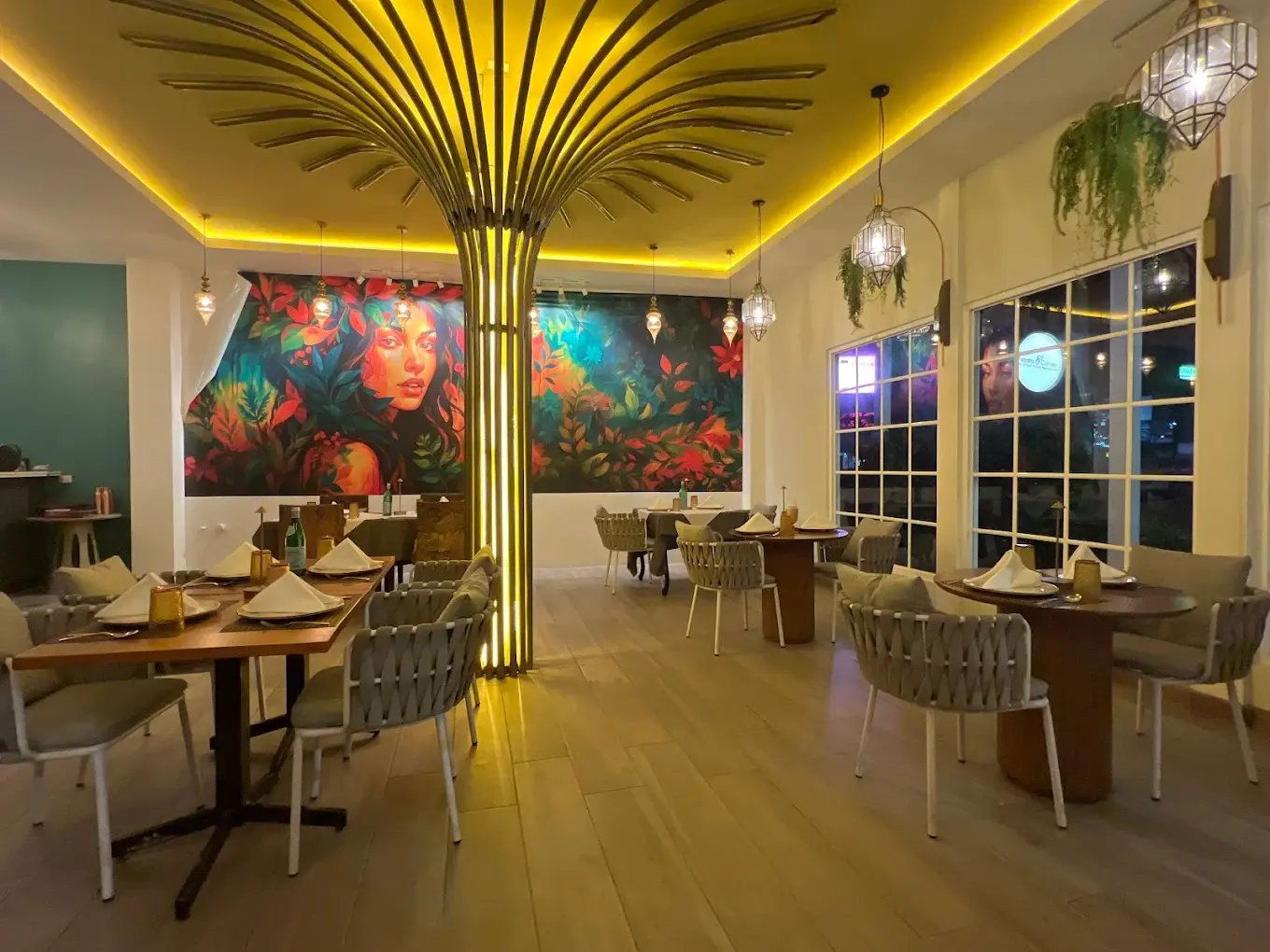 Naans & Curries, Momentum Pinares, Restaurant in Curridabat Canton