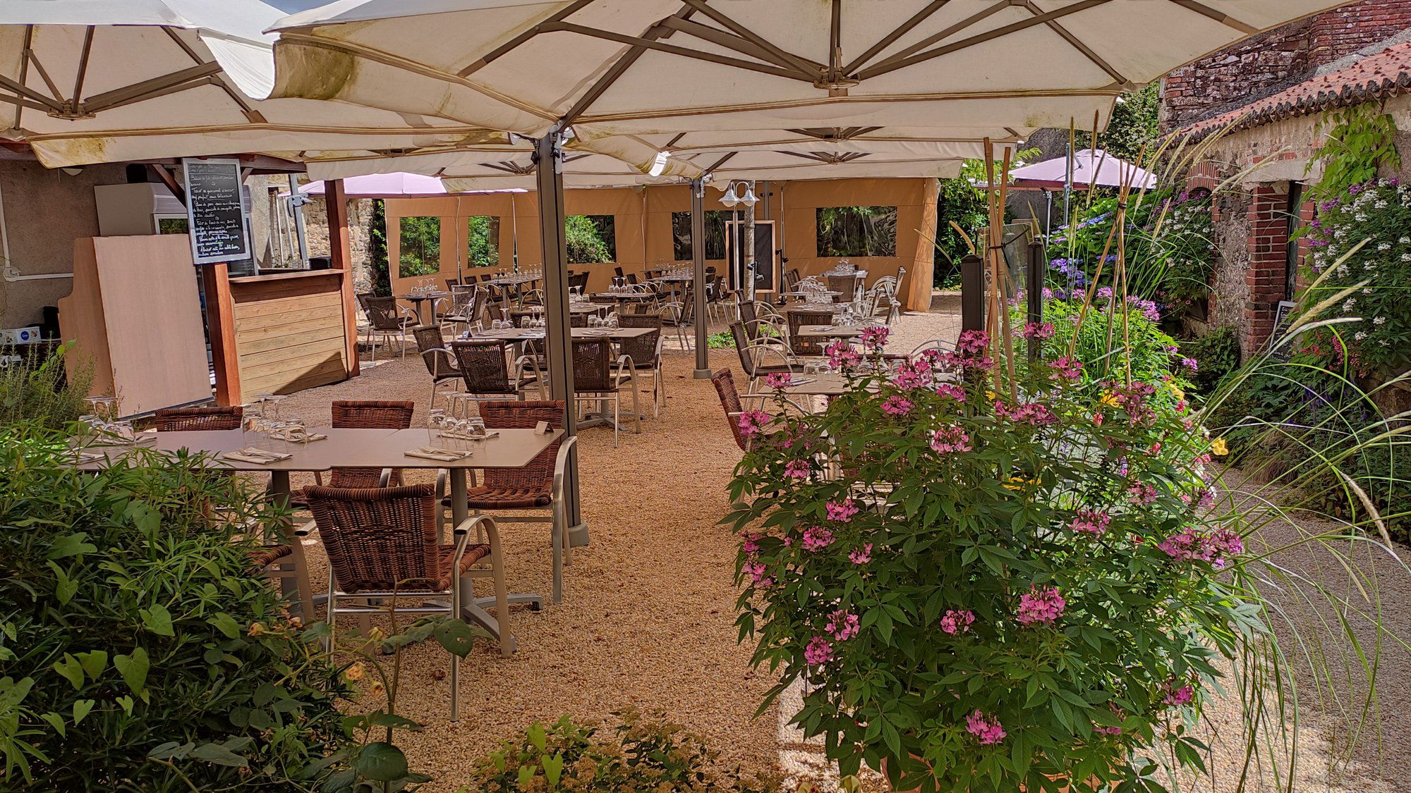 Le Petit St Georges, Restaurant in Montaigu