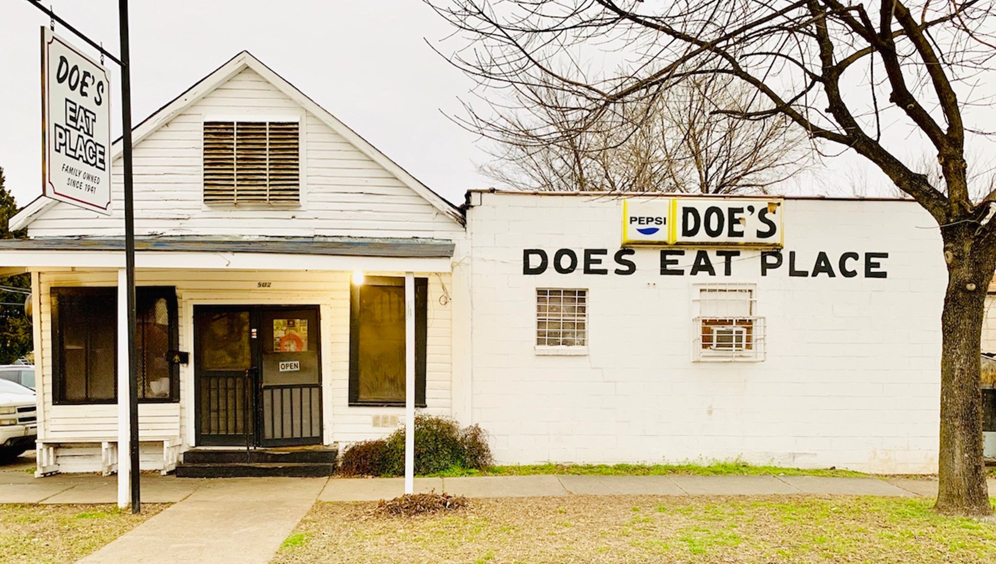 Doe's Eat Place restaurant in Greenville
