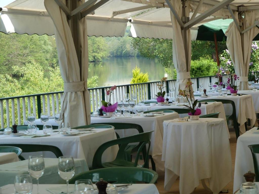 Auberge Les Tilleuls, Restaurant in Vincelottes
