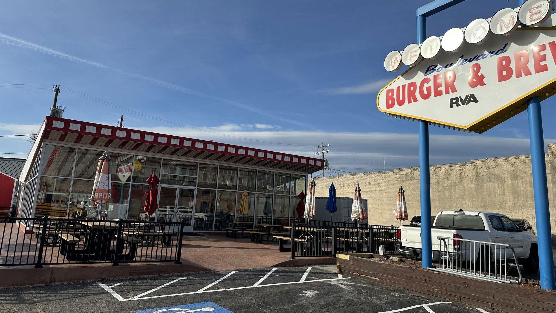 Boulevard Burger and Brew, Restaurant in Richmond