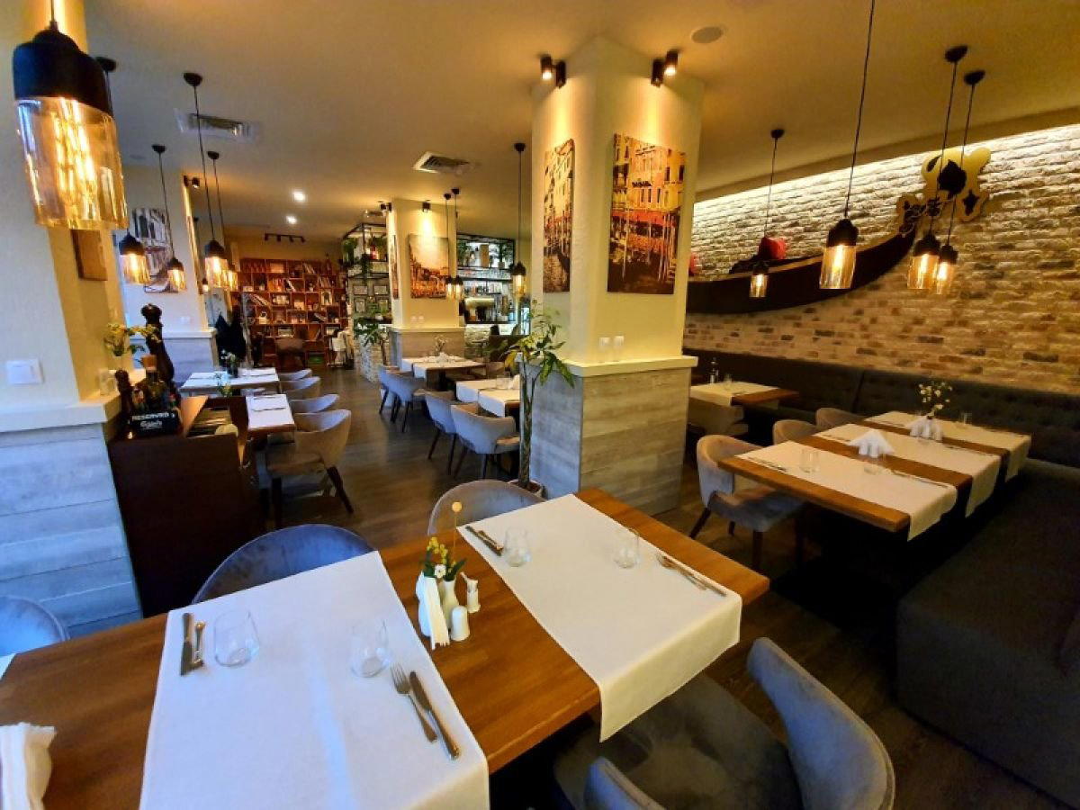Trattoria Mezzaluna restaurant in Bucharest, Romania
