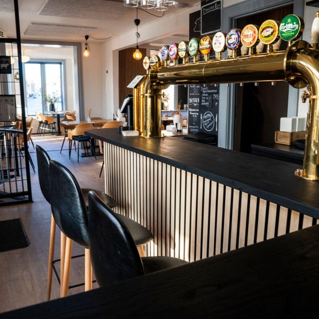 Cafe Svanen, Restaurant in Holb K