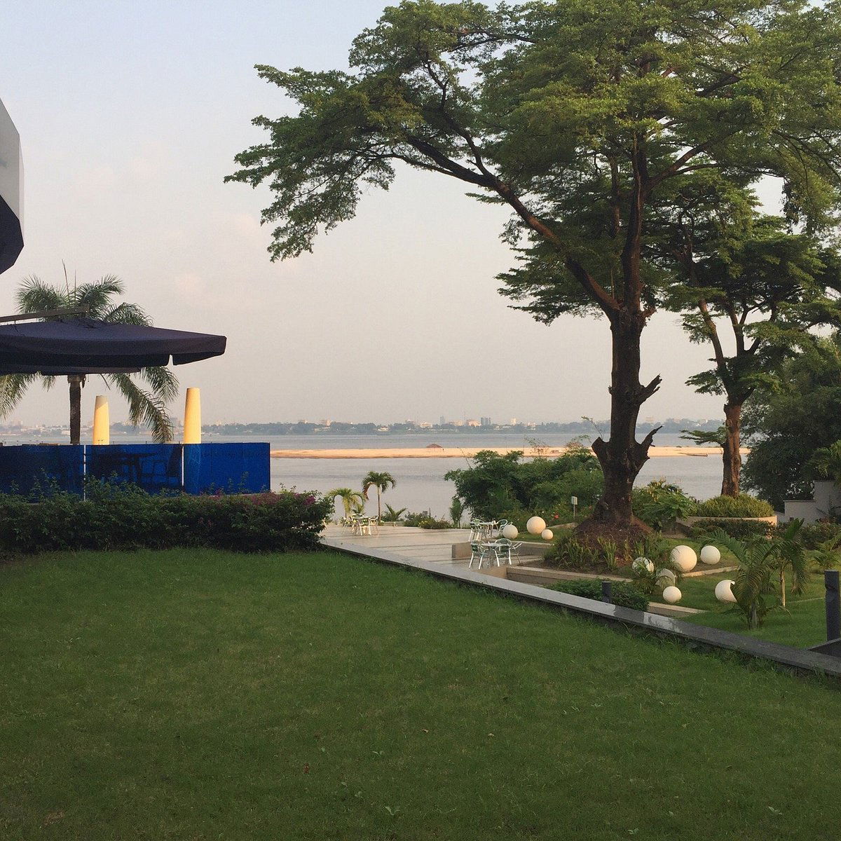 M'Bamou Larder, Restaurant in Brazzaville