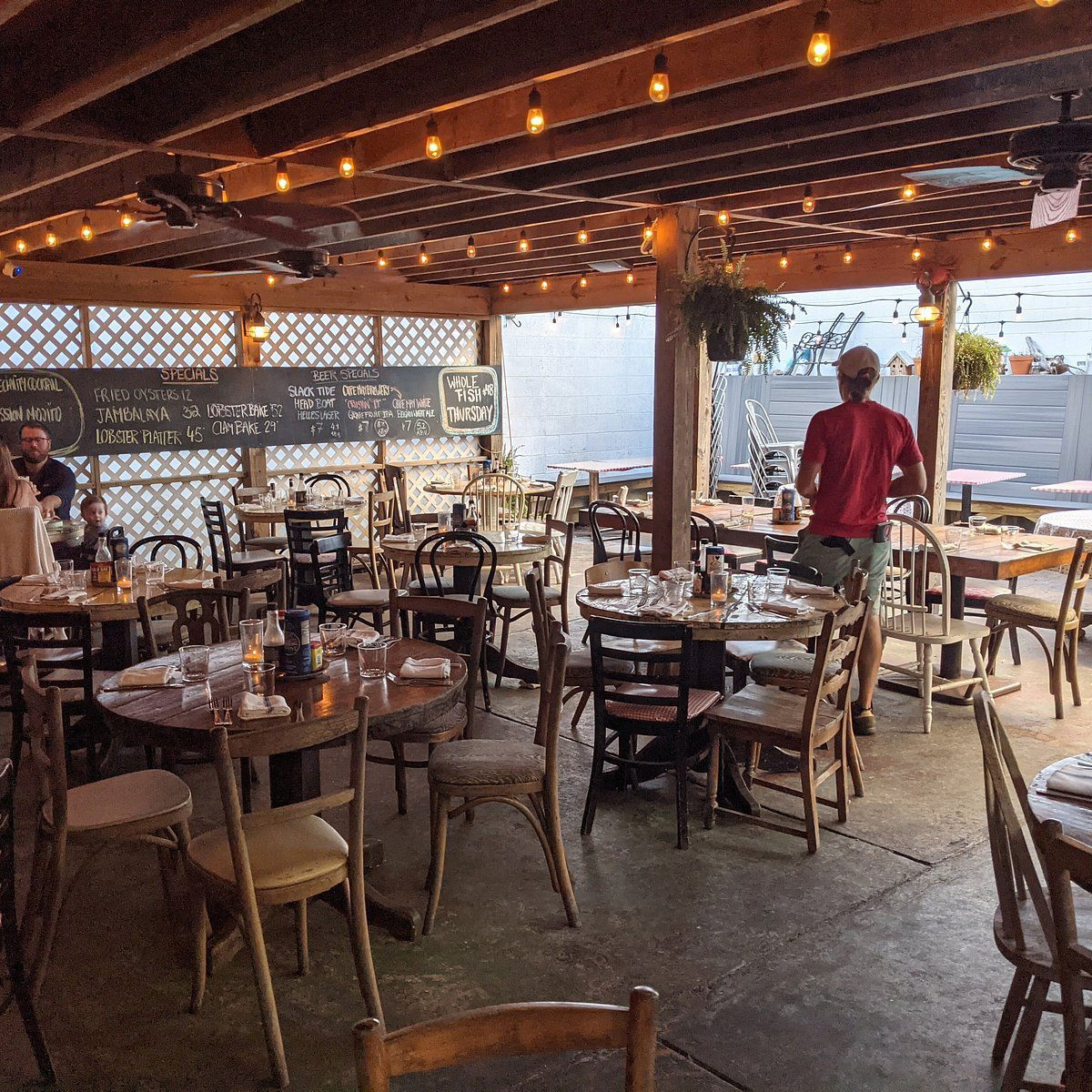 Quahog's Seafood Shack and Bar, Restaurant in Stone Harbor