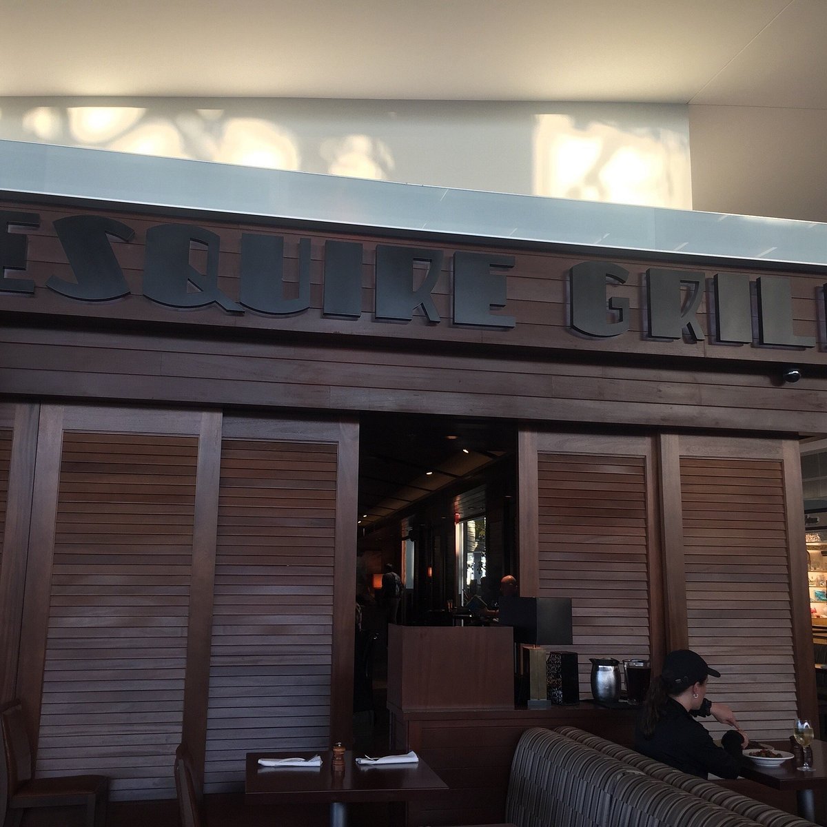 Esquire Grill, Restaurant in Sacramento