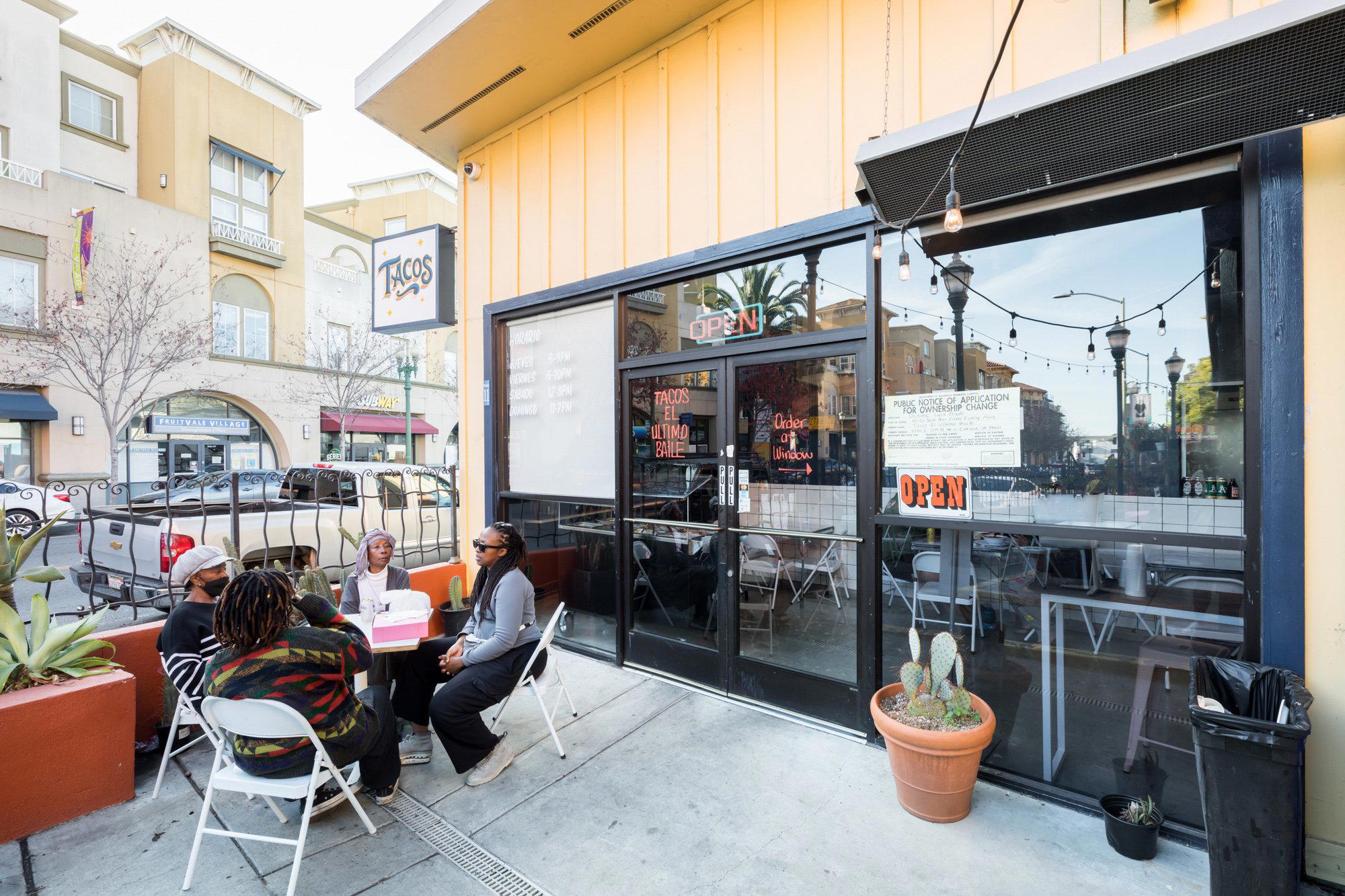 Tacos El Último Baile restaurant in Oakland, United States
