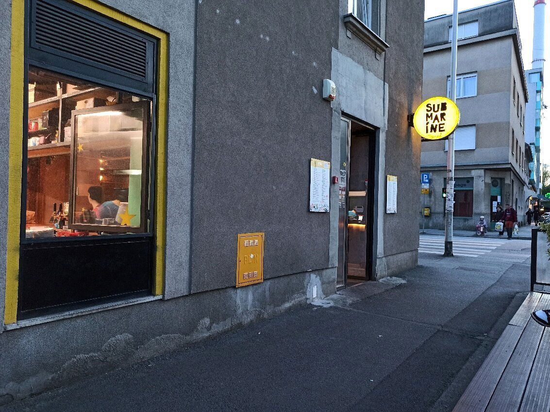 Submarine burger POP, Restaurant in Zagreb