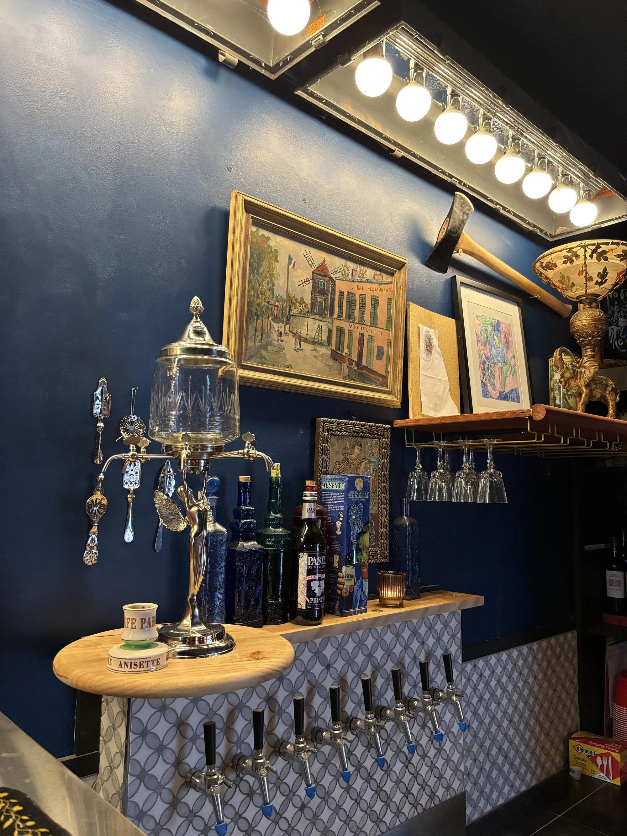 Friends Applaud Tavern restaurant in Madison