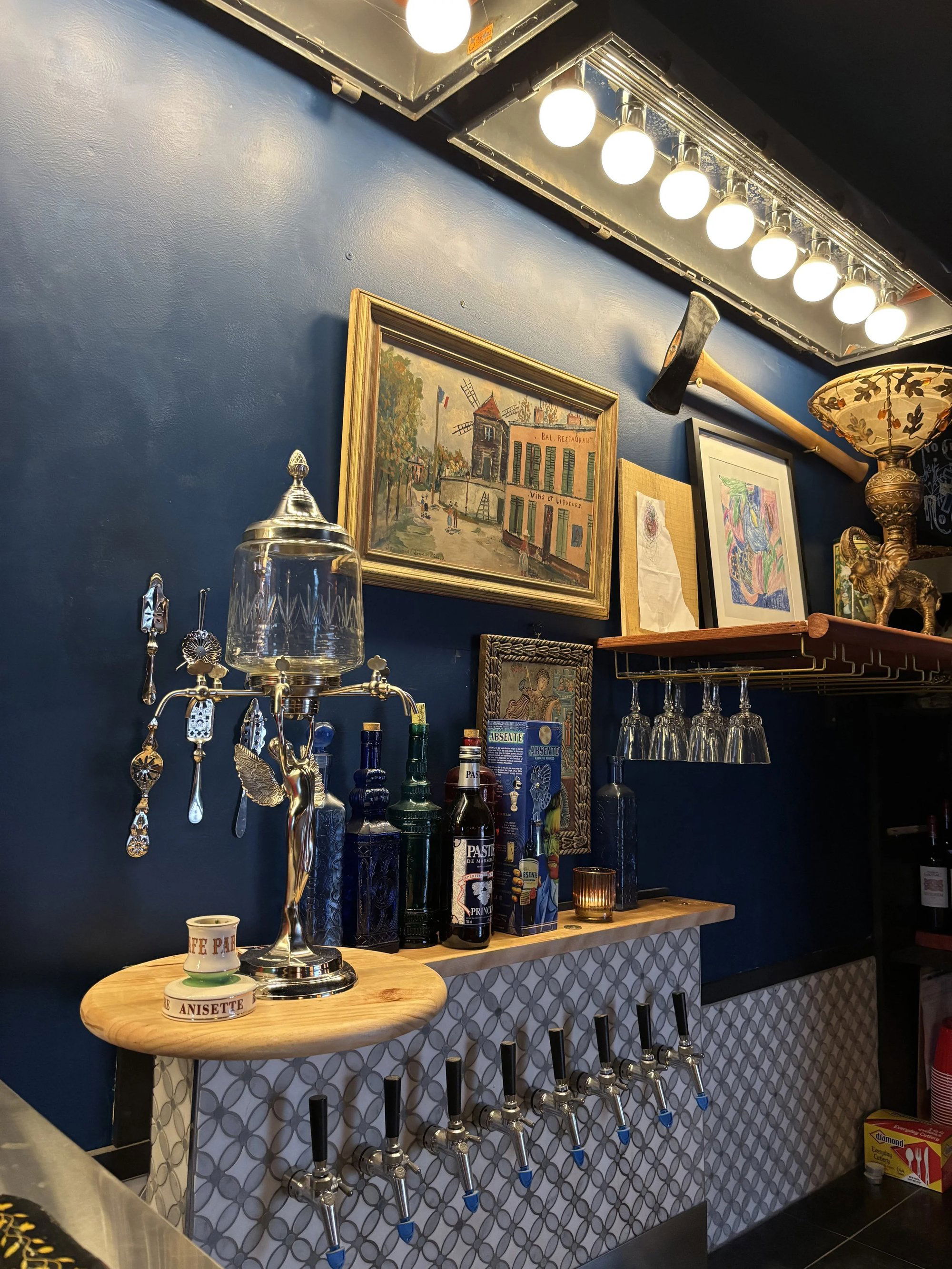 Friends Applaud Tavern, Restaurant in Madison