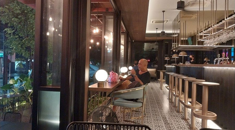 The MANI Bar and Grill, Restaurant in Bangkok