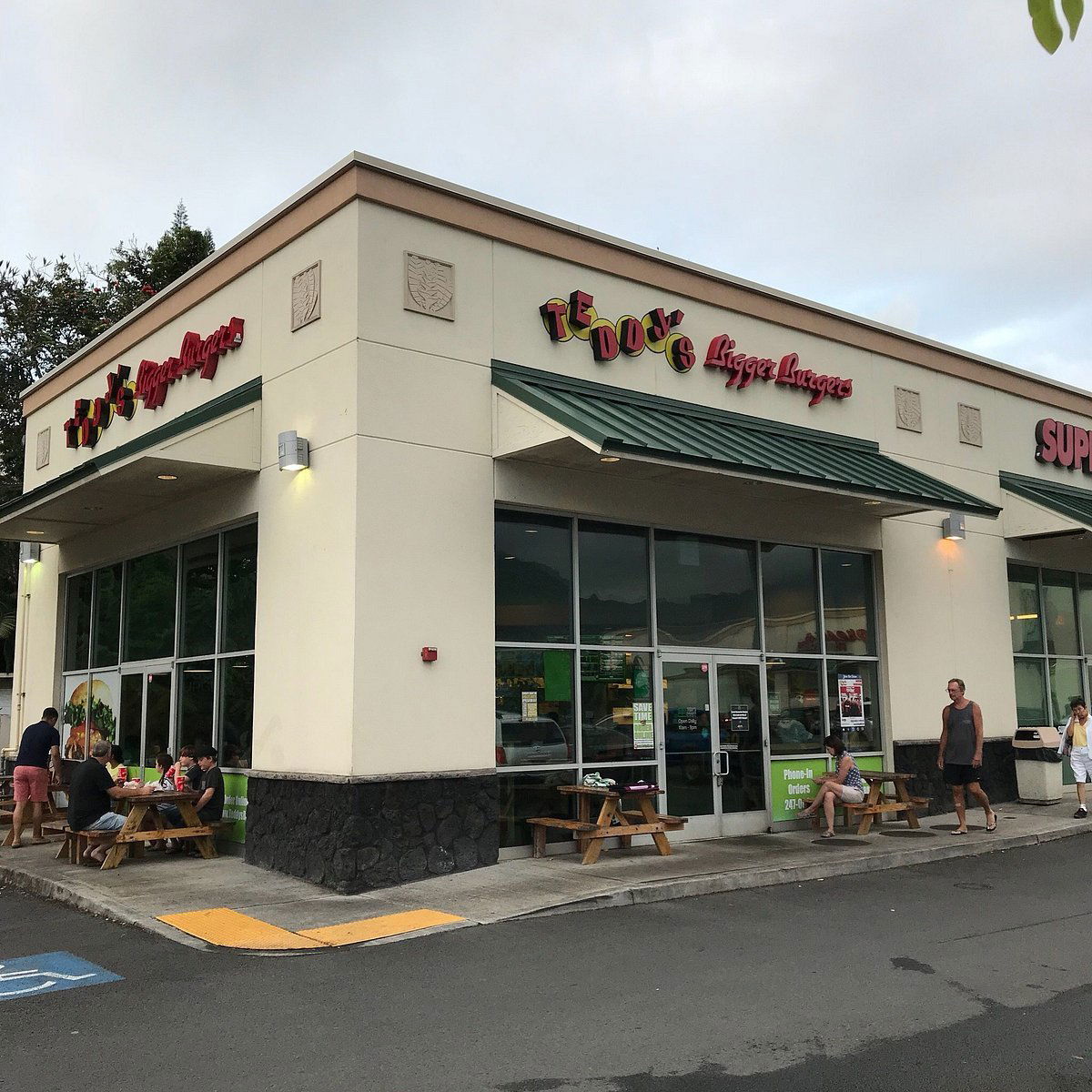 Teddy's Bigger Burgers, Restaurant in Kaneohe