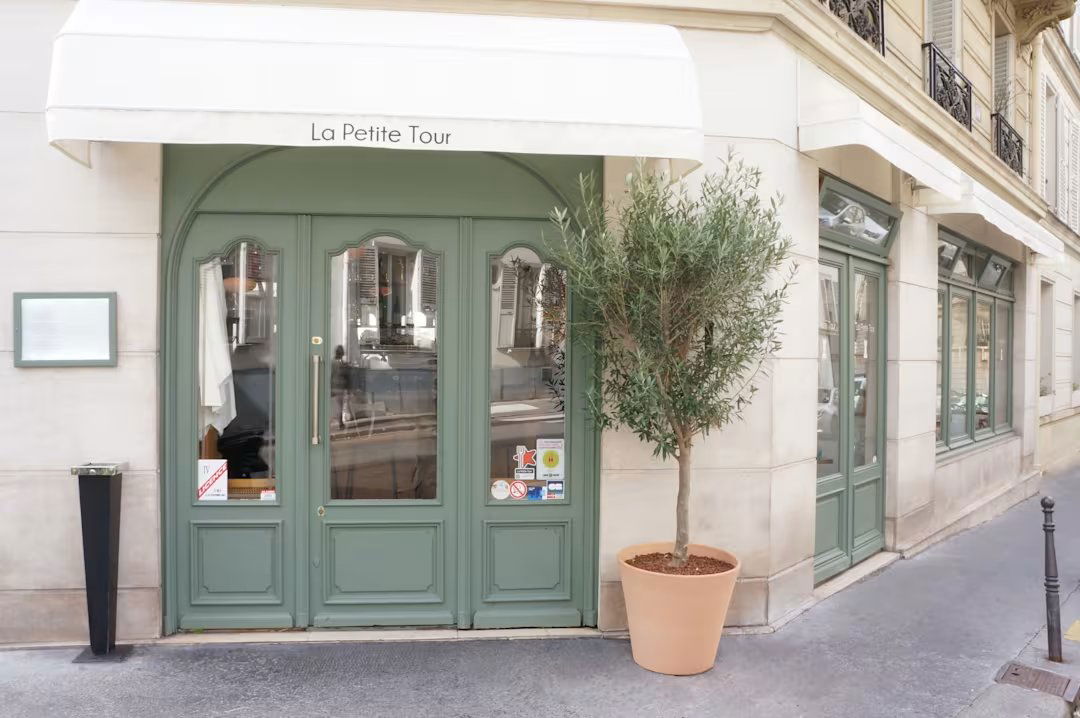 La Petite Tour, Restaurant in Paris