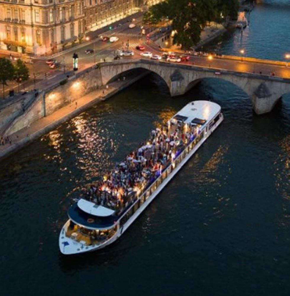 Le Diamant Bleu - Dîner Croisière restaurant in Paris, France