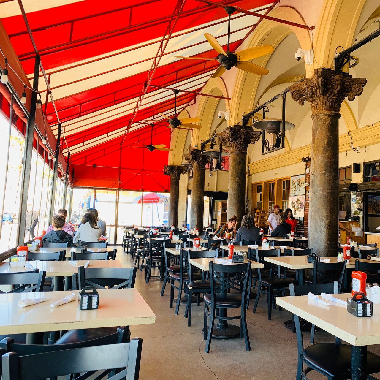 Sidewalk Cafe, Restaurant in Venice