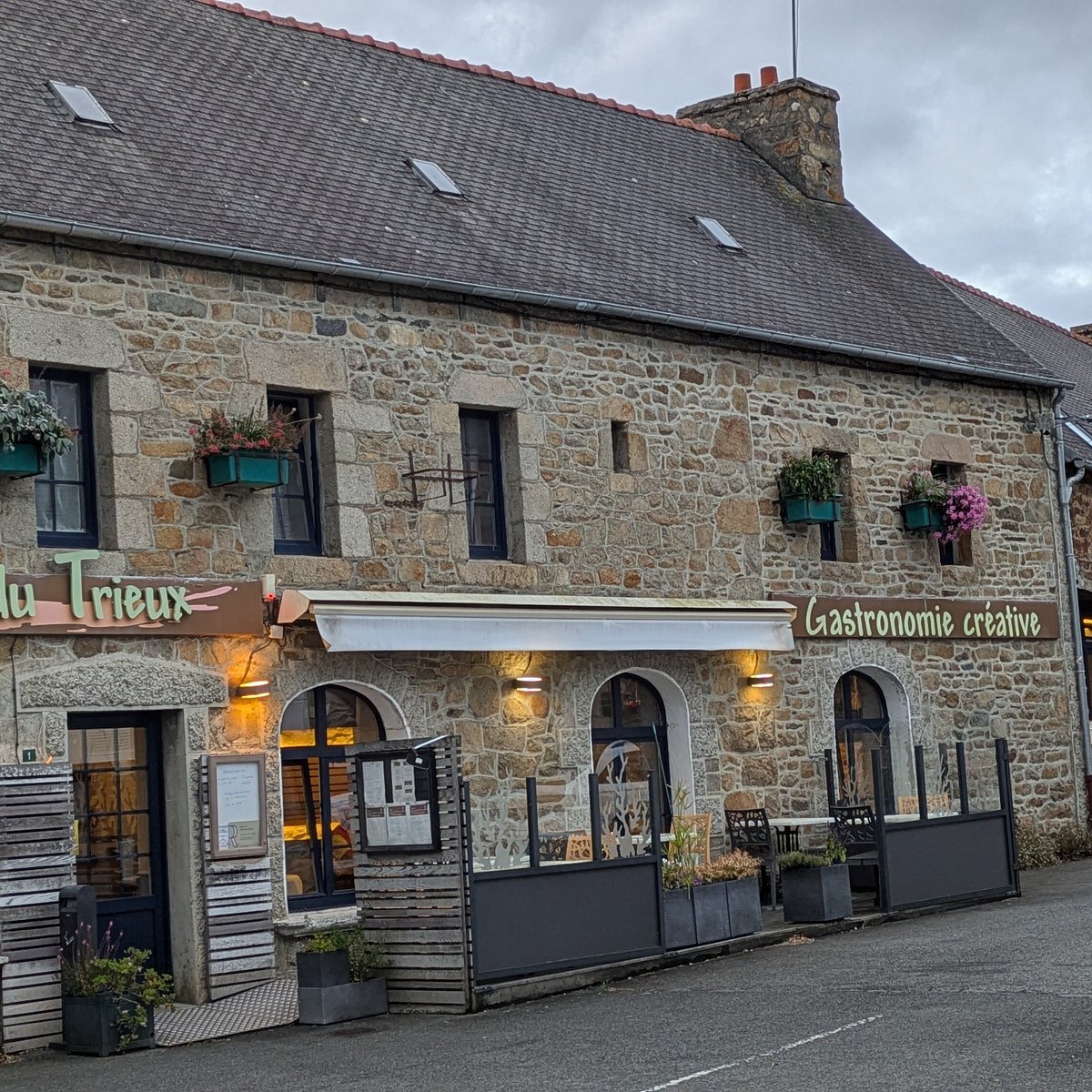 Auberge du Trieux restaurant in Lezardrieux